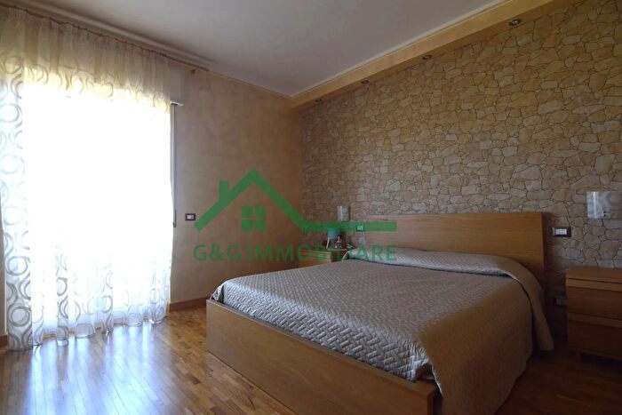 Casa con 6 locali in vendita in Via Azalea, Bronte