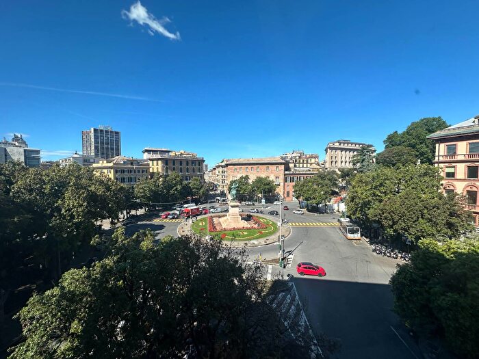 Appartamento con 10 locali in vendita in Piazza Corvetto, Genova