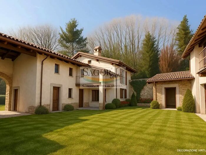 Casa con 10 locali in vendita in Via Davico, Pinerolo