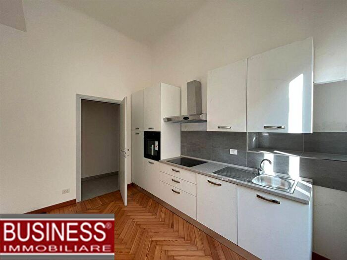 Appartamento con 5 locali in affitto in Via Spartaco, Montenero, Milano