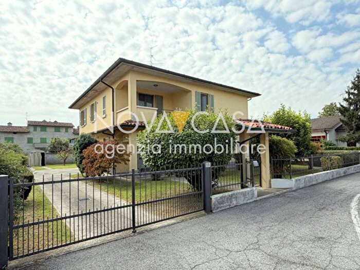 Casa con 5 locali in vendita in Izano
