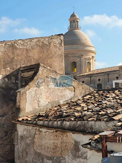 Casa con 8 locali in vendita in Noto