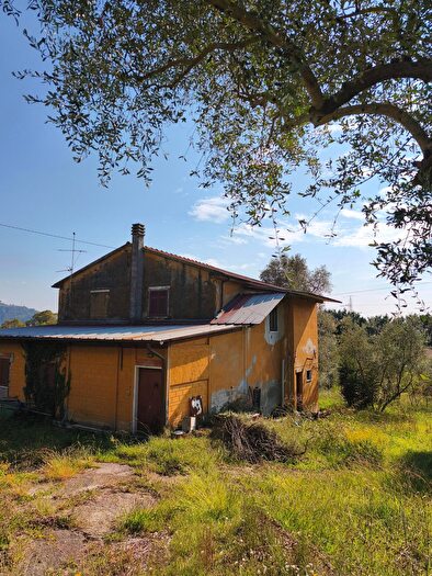 Casa con 10 locali in vendita in Carrara