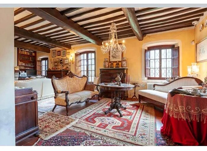 Casa con 8 locali in vendita in Lucca