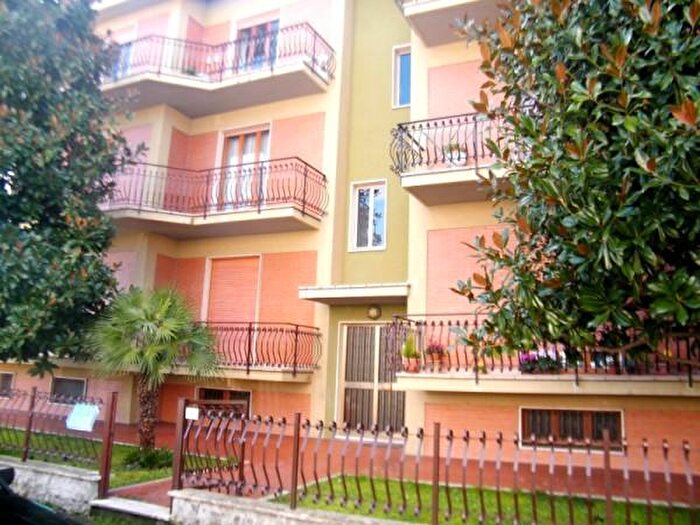 Appartamento con 6 locali in vendita in Piazza Ruggeri, Monte Roberto