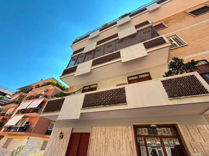Appartamento con 5 locali in affitto in Via Cornelio Magni, Navigatori, Roma