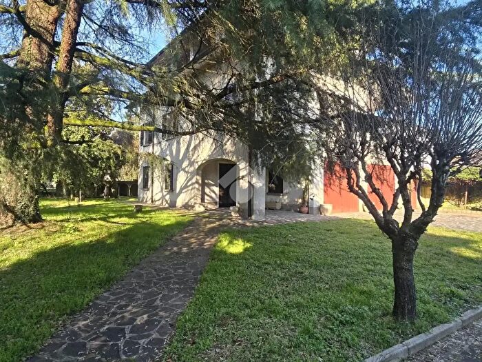 Casa con 5 locali in vendita in Via Antonio Locatelli, Bariano