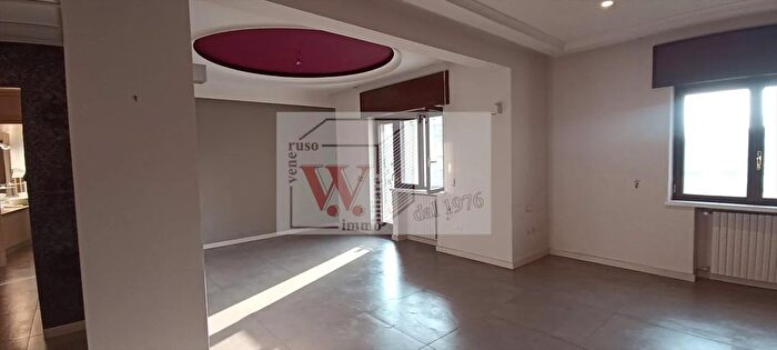 Appartamento con 6 locali in vendita in Via Simone Martini, Napoli