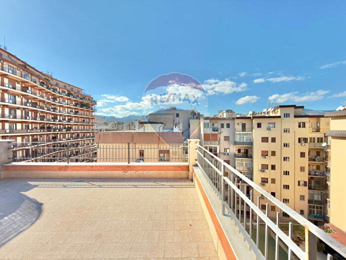 Appartamento trilocale in vendita in Via Giovan Battista Lulli, Palermo