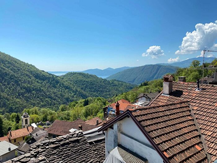 Appartamento trilocale in vendita in Via Magenta, Caprezzo