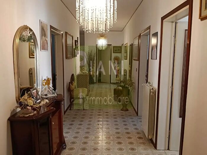 Appartamento con 5 locali in vendita in Collesalvetti