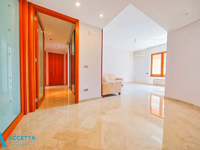 Appartamento quadrilocale in vendita in Via Umbria, Taranto