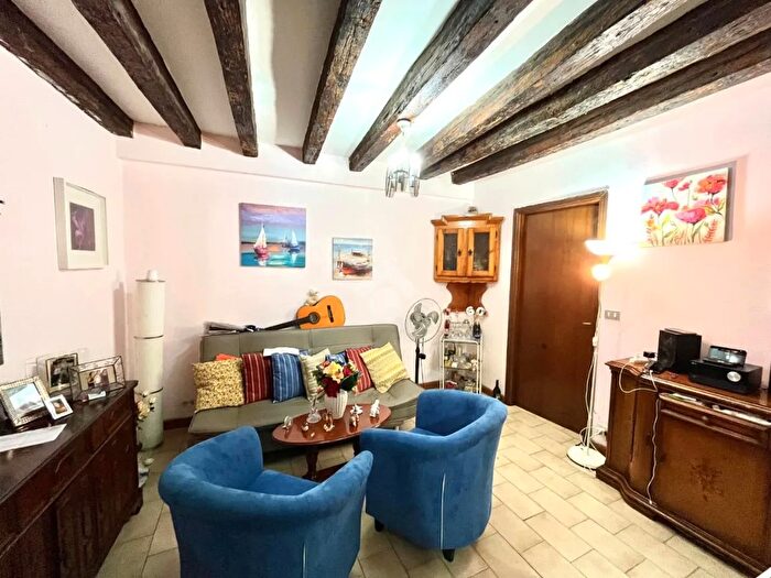 Appartamento trilocale in vendita in Vico Dietro Il Coro di S Cosimo, Genova