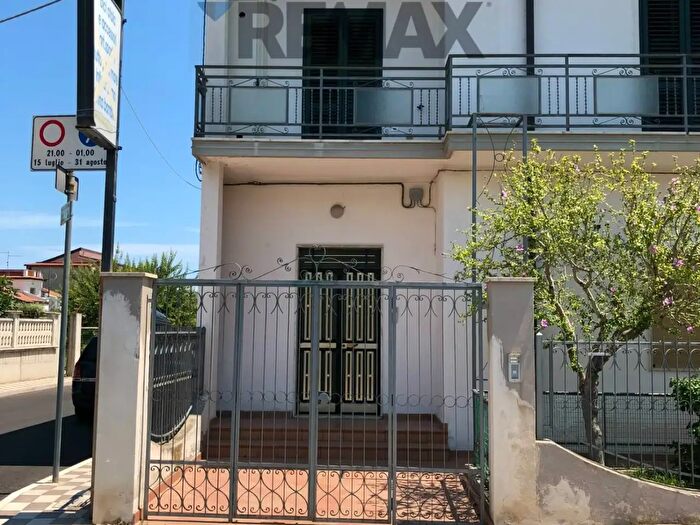 Appartamento trilocale in vendita in Via Magna Grecia, Roseto Capo Spulico