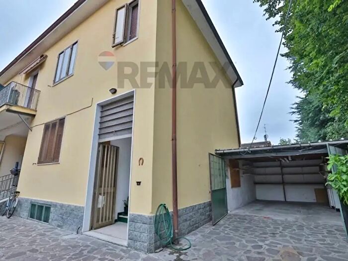 Appartamento quadrilocale in vendita in Via col di Lana, Bollate