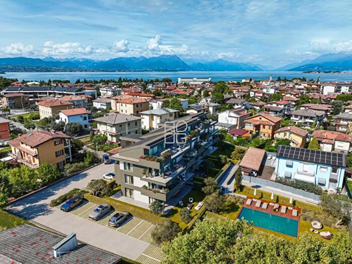 Appartamento trilocale in vendita in Via Pratomaggiore, Desenzano Del Garda