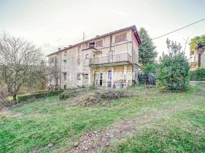 Casa con 20 locali in vendita in Laveno Mombello