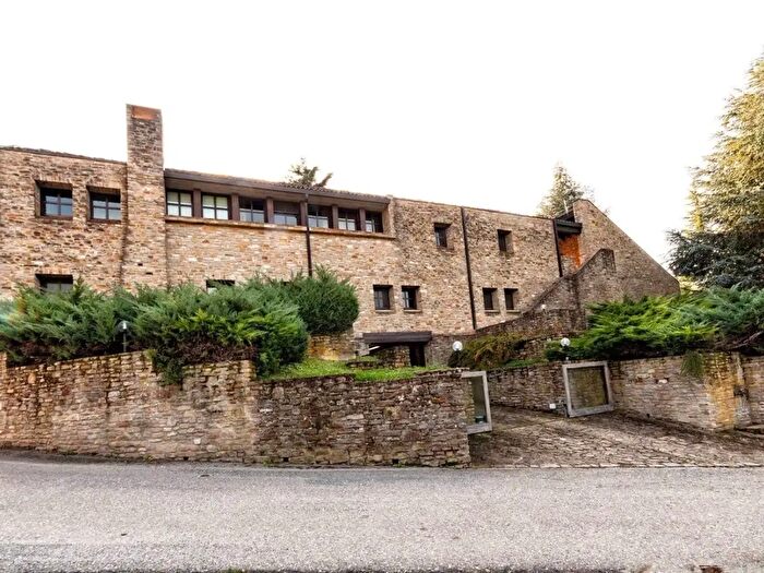 Casa con 11 locali in vendita in Località Casaroni, Santo Stefano Belbo