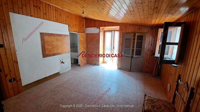 Casa trilocale in vendita in Via Sacerdote Vito Conoscenti Isnello Pa Italia, Isnello