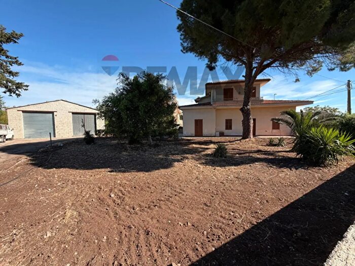 Casa con 12 locali in vendita in Via Rocciola Scrofani, Modica