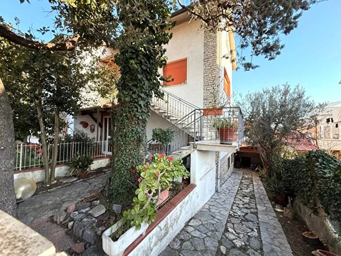 Casa con 8 locali in vendita in Cecina