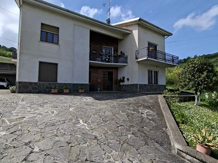 Casa con 10 locali in vendita in Fornovo Di Taro