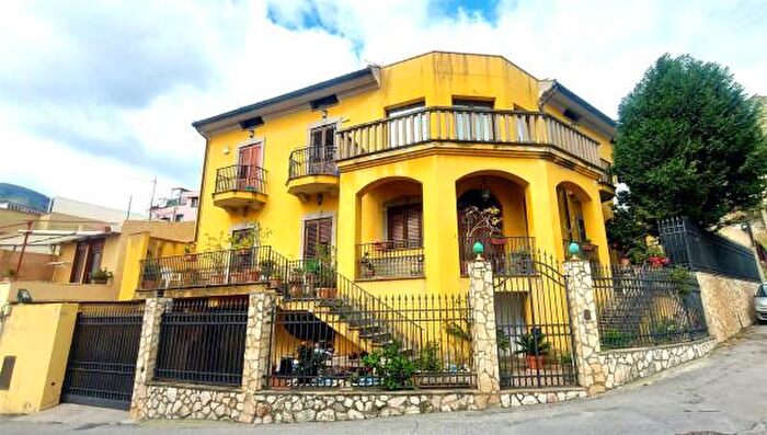 Casa con 6 locali in vendita in Messina