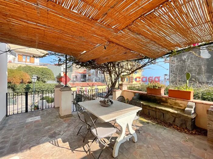 Appartamento trilocale in vendita in Via Provinciale, Aci Castello