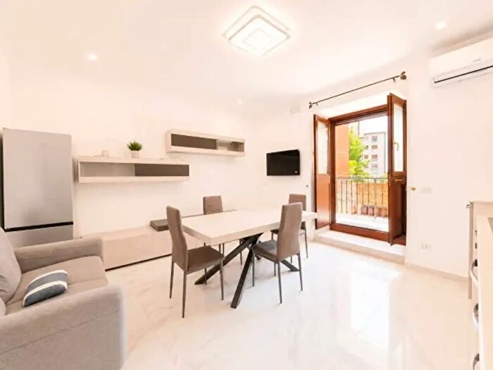 Appartamento trilocale in affitto in Via Edoardo Massari, Napoli