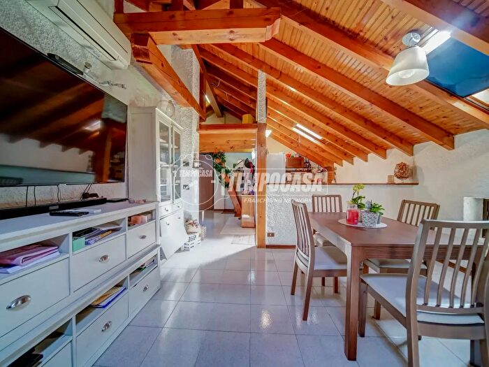 Appartamento bilocale in vendita in Via Adige, Albizzate