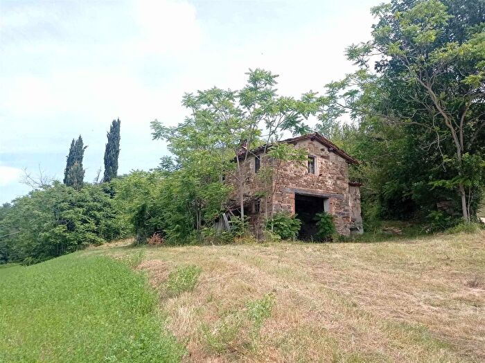 Casa con 9 locali in vendita in Gaglianvecchio, San Severino Marche