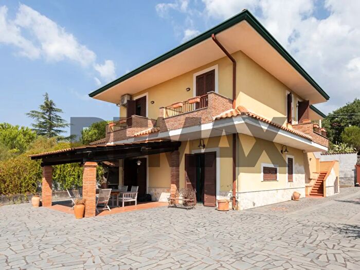 Casa con 9 locali in vendita in Via Sicilia, Nicolosi