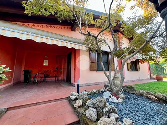 Casa quadrilocale in vendita in Via Marconi, Castrezzato