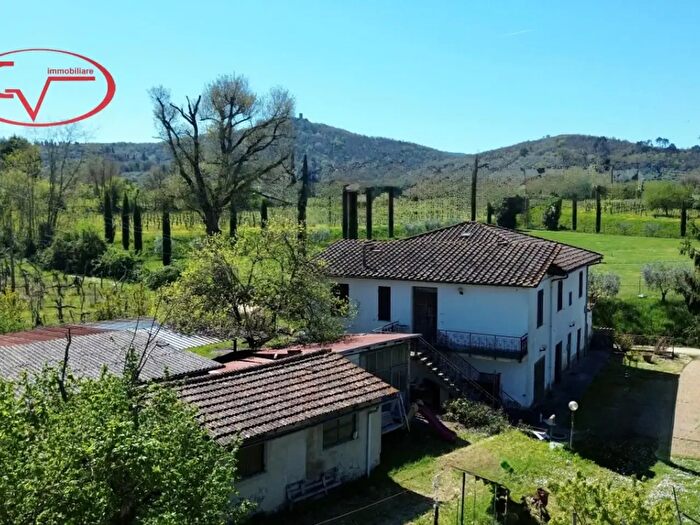 Casa con 8 locali in vendita in Strada di Mercatale Valdarno, Bucine