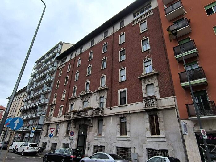 Appartamento trilocale in affitto in Via Filippo Brunelleschi, Giambellino, Milano