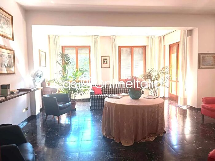 Appartamento con 10 locali in vendita in Viale Montegrappa, Prato