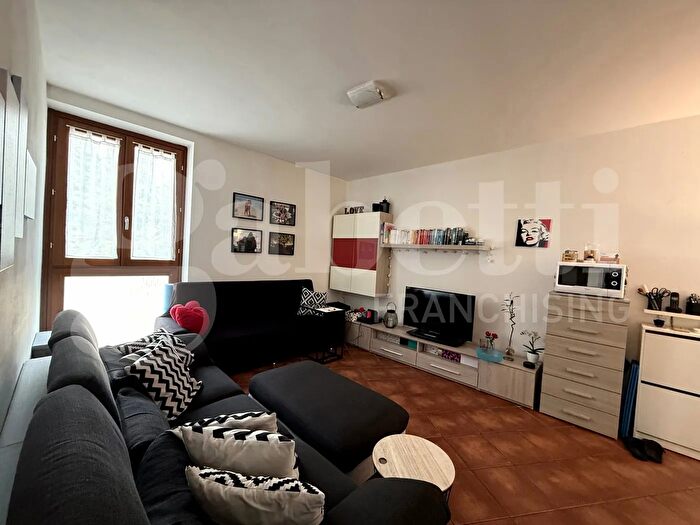 Appartamento in vendita in Via Hayez Snc, Erba