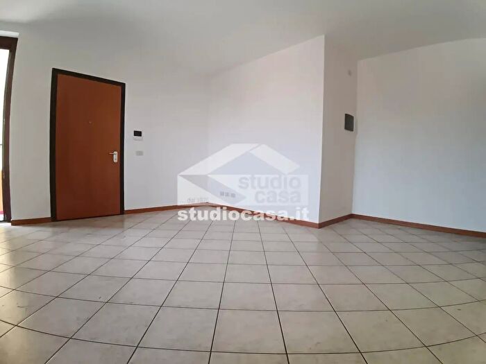 Appartamento trilocale in vendita in Via Deledda, Pandino