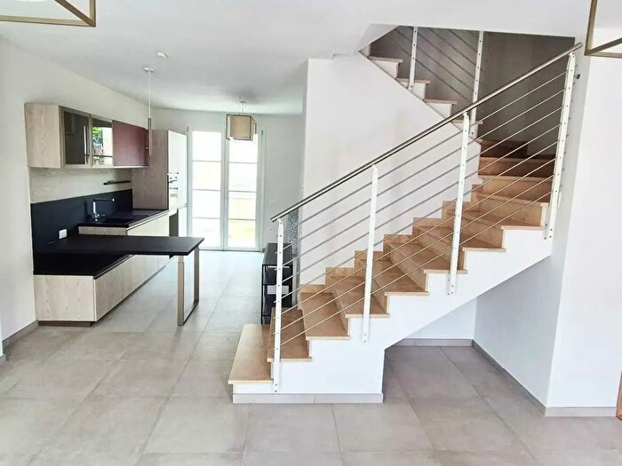 Casa con 6 locali in vendita in Montale