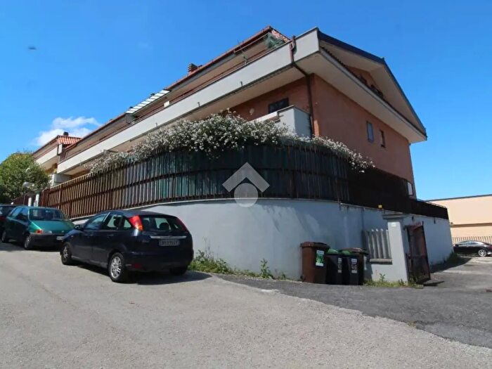 Appartamento trilocale in vendita in Via Monteclavo di Sotto, Scandriglia