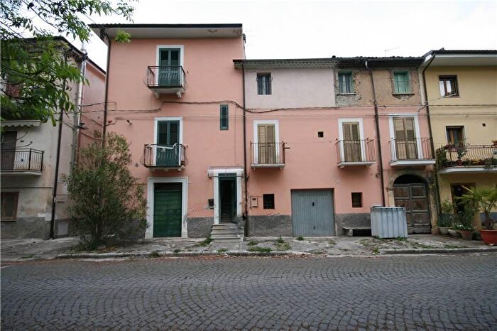 Casa con 8 locali in vendita in Raiano