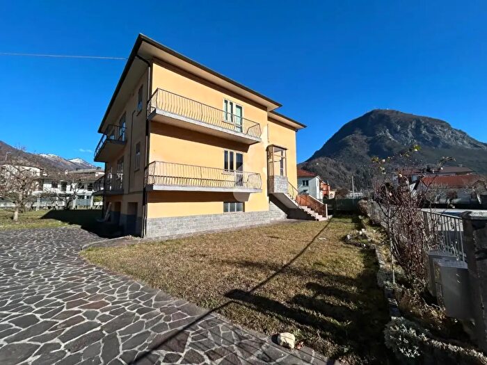 Casa con 8 locali in vendita in V Aprile, Tolmezzo
