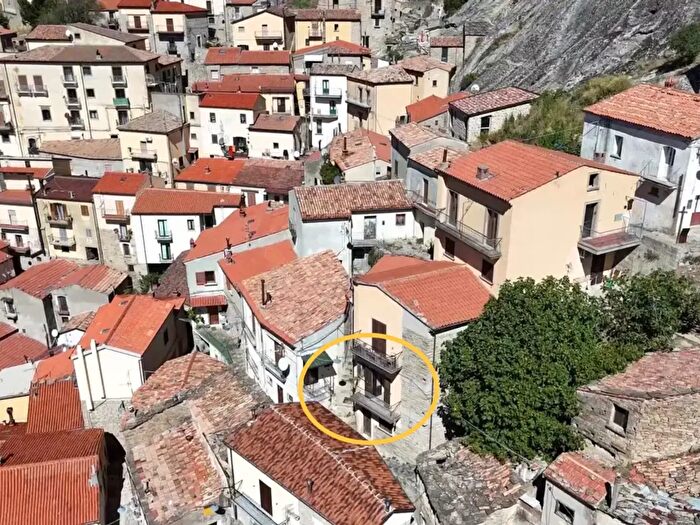 Appartamento trilocale in vendita in Via Giuseppe Garibaldi, Castelmezzano