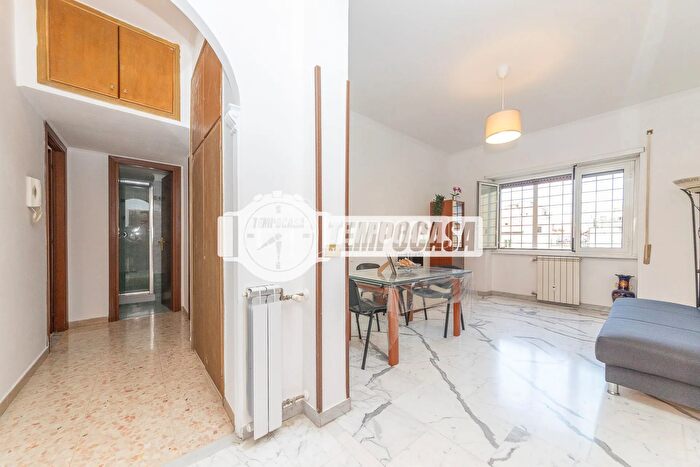 Appartamento trilocale in vendita in Via della Marranella, Roma