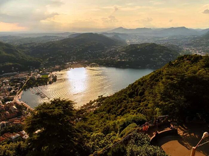 Appartamento trilocale in affitto in Via Alessandro Volta, Brunate