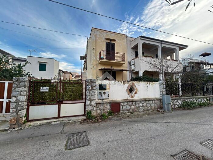 Appartamento trilocale in vendita in Via Clio, Palermo