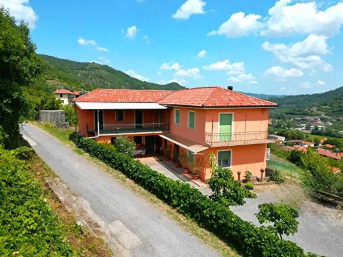 Casa con 6 locali in vendita in Cortemilia