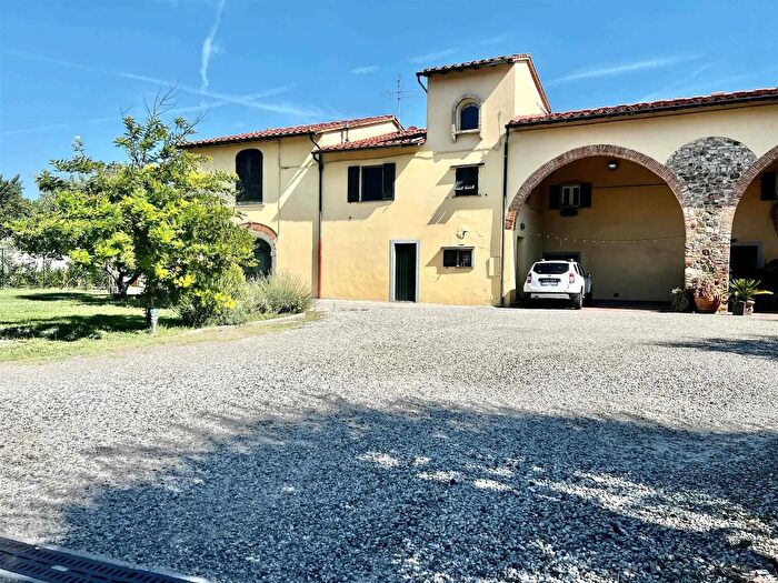 Casa con 10 locali in vendita in Campi Bisenzio, Campi Bisenzio