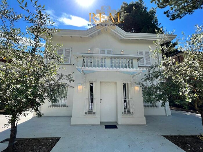 Casa con 6 locali in affitto in Viale Antonio Gramsci, Abissinia, Riccione