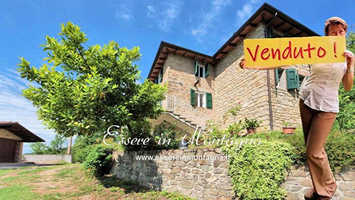Casa con 6 locali in vendita in Montese